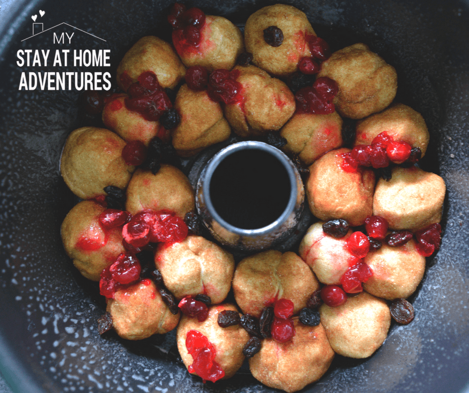 Delicious Cranberry Raisin Monkey Bread Recipe your family and friends will enjoy this holiday season. Learn how to make it this mouthwatering recipe!