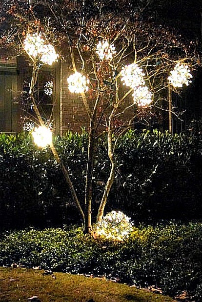 diy-outdoor-christmas-ornaments-chicken-wire-lights-tree-balls-12