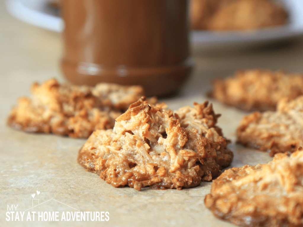 Besitos de Coco Con Nutella / Hazelnut Spread Coconut Macaroons - A simple and delicious recipe with your favorite hazelnut spread your family will love!