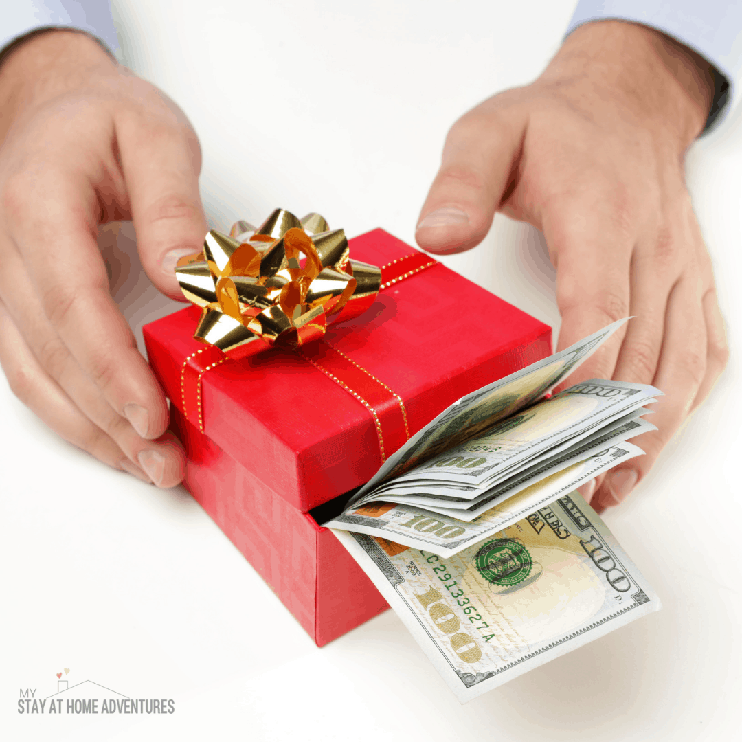 Money adventure. Деньги в подарок. Деньги в подарок на новый год. Подарок за деньги. Деньги или подарок.