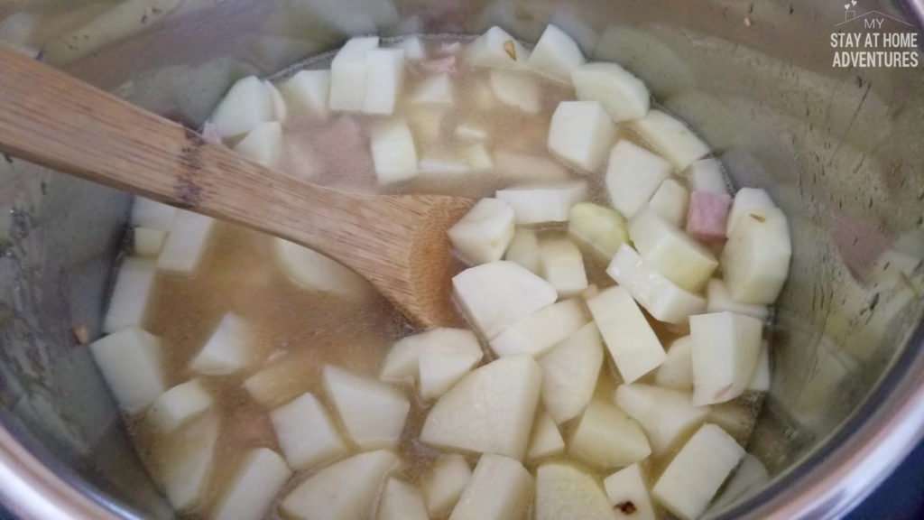 Stir the potato soup content.