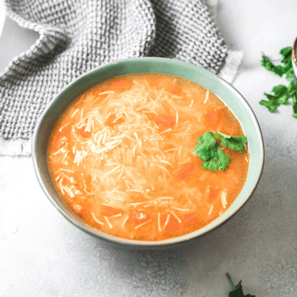 Sopa de fideo served in a bowl.