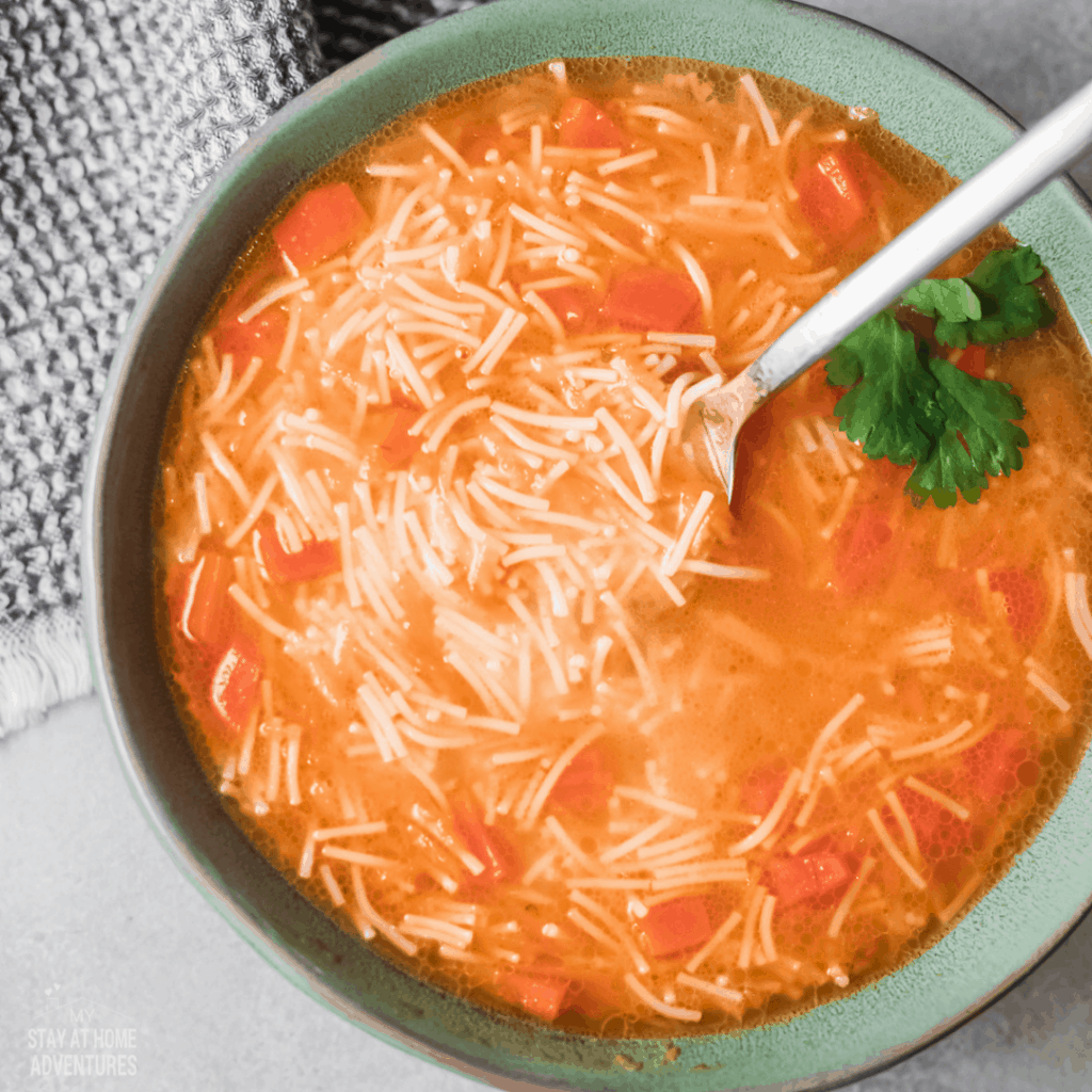 Sopa de fideo served.