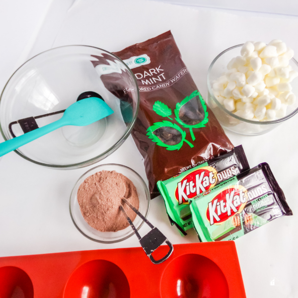photos of ingredients: mint flavored kit kat, marshmallows milk chocolate, poweder chocolate
