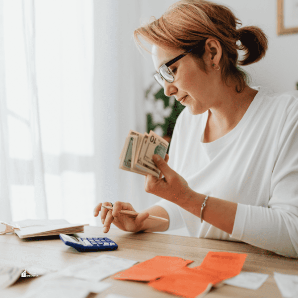 woman budget planning