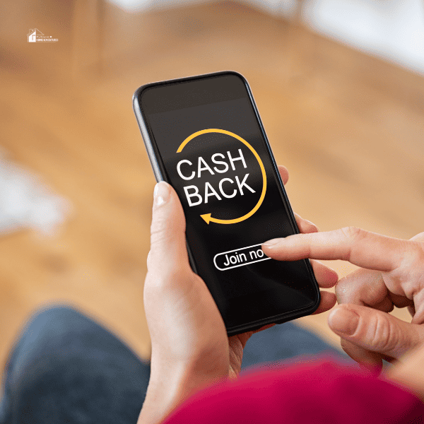 a man holding a phone with cash back app