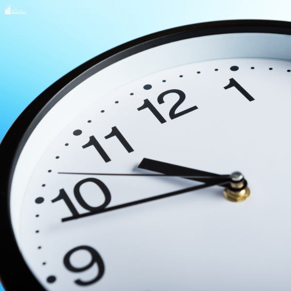 Close-up of a clock emphasizing the 48-hour rule effective for saving money.